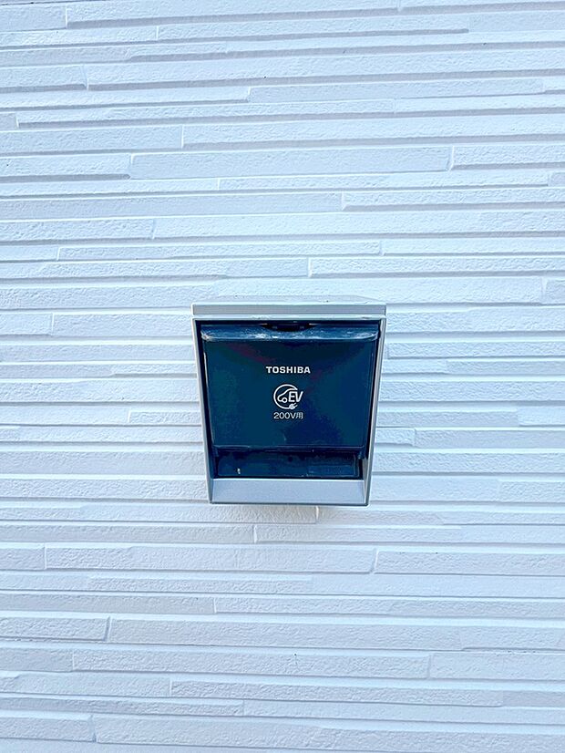 【【EVコンセント】(オプション)】お車の燃料補給のために外出する手間を省ける便利な設備です♪ ※使用する場合は別途オプション工事と費用がかかります。
