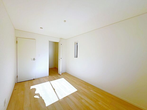 【☆Room☆】充分な広さの収納を備え、採光良好な洋室は、快適空間。プライベートの時間もゆったりお寛ぎ頂けそうです。