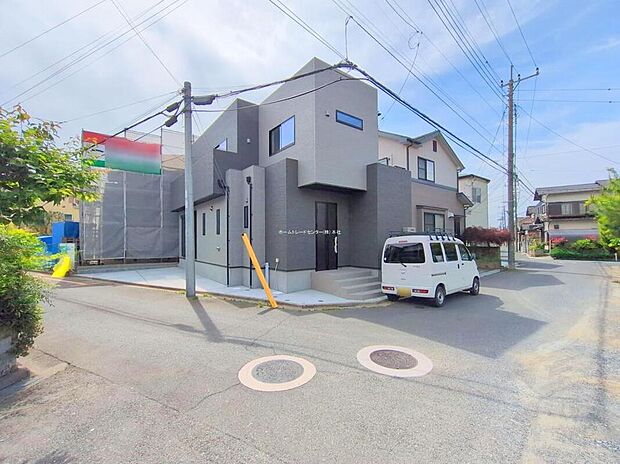 【前面道路含む現地写真】明るい陽光が注ぐ心地よい4LDKの邸宅♪食洗機付きキッチンやスマートキーなど充実の設備が標準装備!