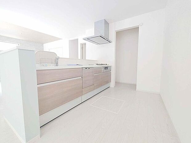 【☆Kitchen☆】窓付きで明るくおしゃれなキッチン♪薄型のレンジフードは厚みが少なく、キッチン全体がシャープでスマートな印象に♪フラットで段差が少ない形状なので、掃除もしやすいです。