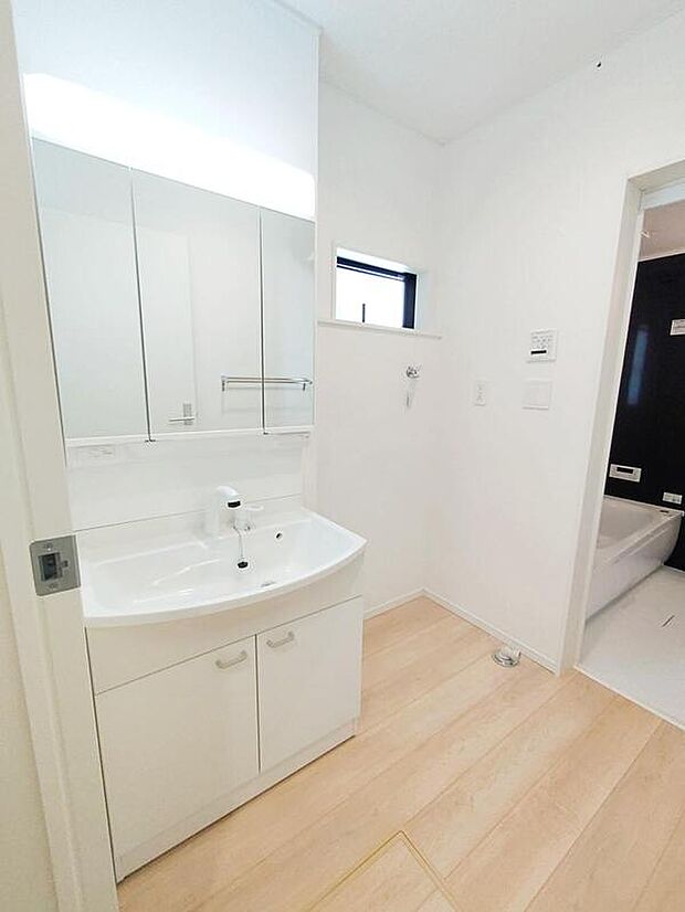 【☆Washstand☆】白を基調とした爽やかなサニタリースペース。清潔感のある快適空間です。毎日の身支度も気持ち良くお使い頂けます。