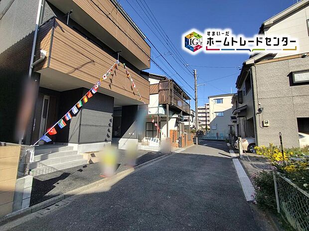 【☆前面道路の様子☆】カースペースございます。南側道路に面しているため、日当たり良好です♪
平日・お仕事帰りなど、いつでもご案内いたします！お気軽にお問い合わせ下さい。