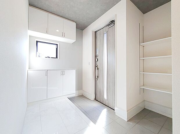 【☆Entrance☆】広々とした玄関ホールは、靴はもちろんベビーカーやお子さんの遊び道具、カー用品やアウトドア用品なども置いていただけます。