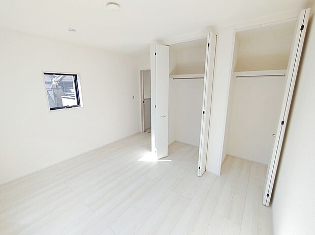 【☆Room☆】お陽さまの光をさわやかな風をたっぷりとりこめます。室内はいつも明るい印象なので気持ちの良い朝を迎えられます。毎日の生活も明るくなりそうです。