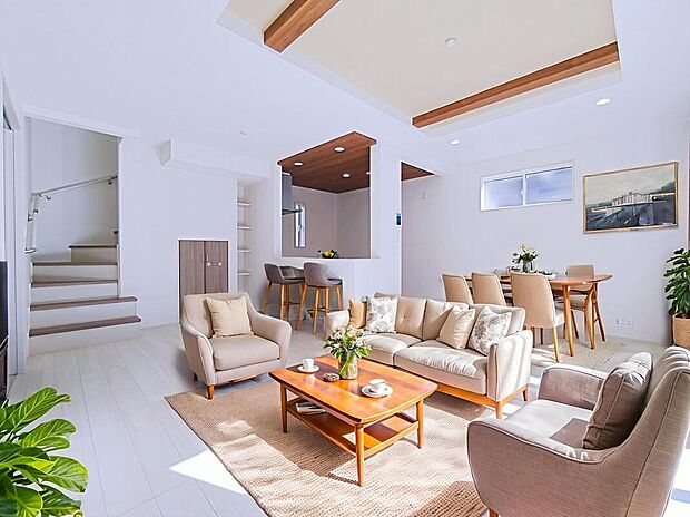 【☆Livingroom☆】自然光がたっぷり室内に降り注ぎ、居心地のよいリビング。ご家族の楽しい笑い声が聞こえてきそうです。
※家具をCGで加工しています。家具付き販売ではございません。