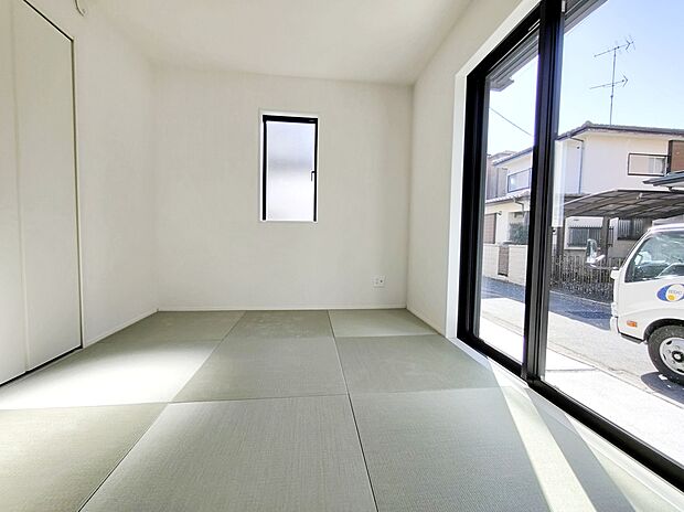 【☆Japanese room☆】おしゃれなフチなし畳を使用した和室。
客間としても、また小さいお子様の目の届く遊び場やお昼寝スペースとしても使える便利な和室付きです。