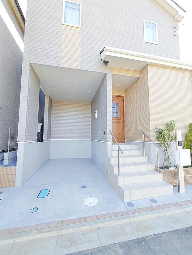 【玄関】嬉しいコンクリート仕上げのカースペース。雨の日も足元を気にせず外出できます。玄関ポーチには屋根がついているので雨なども玄関前で濡れずにお出かけ準備ができます。