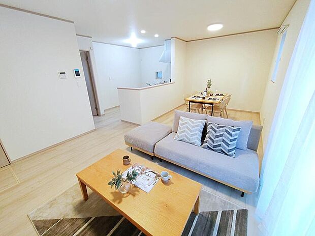 【リビング】広々とした開放感あふれるリビングです。ゆったり寛げる充分な広さがございますので、ご家族でインテリアのレイアウトを考えるのも楽しみになりそうです。