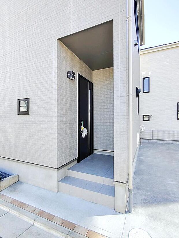 【玄関】住宅の第一印象となる玄関。TVモニター付きインターホンで防犯面も安心です。