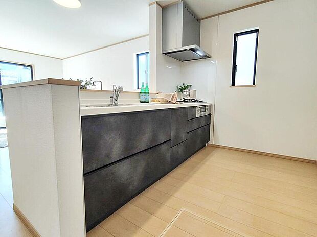 【キッチン】スタイリッシュな印象のシステムキッチンです。収納豊富で、調理器具もスッキリ片付けられます。