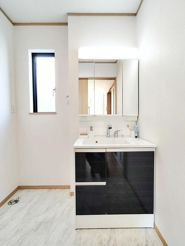 【洗面台・洗面所】毎日の身支度も気持ちよく！三面鏡の裏にも収納スペースがあります。