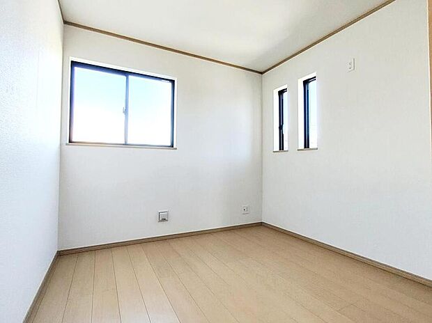 【リビング以外の居室】2面採光を確保した明るい室内は、風通しも良く、大変居心地の良い空間となっております。