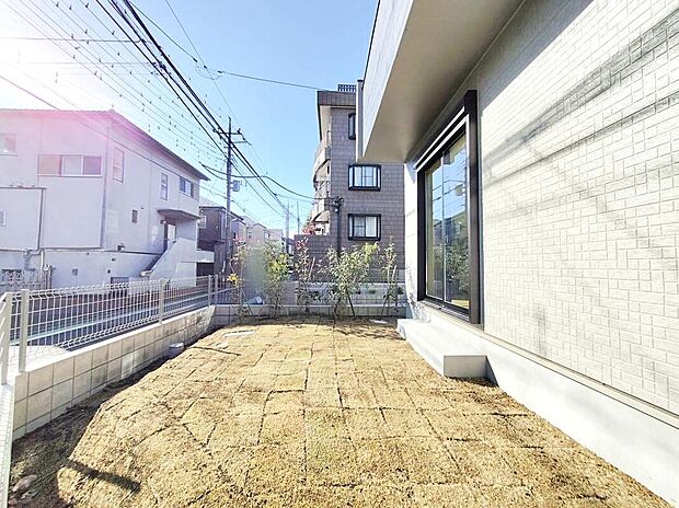 【庭】日当りがよく広々としたお庭は、住む人に合わせてご自由にお使いいただけます。