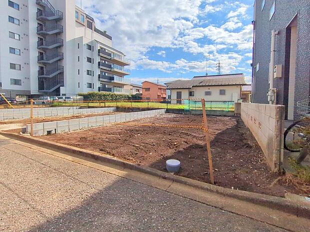 【現地外観写真】造作食器棚やWICなど豊富な収納が魅力♪食洗機・浄水器付きフルフラットキッチンなどお料理が楽しくなるキッチンなど設備充実♪