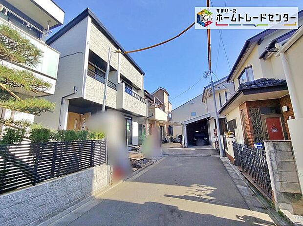 【前面道路含む現地写真】カースペースございます。
この街で・この家で暮らしたいと思わせる理由を是非現地でお確かめ下さい。