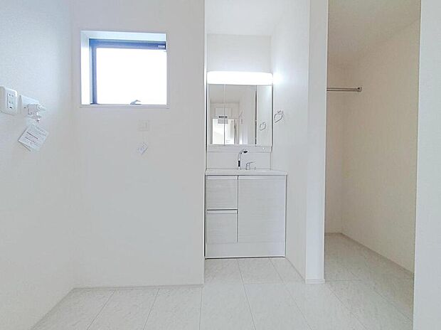 【洗面台・洗面所】窓付きで清潔感のあるサニタリースペース。洗濯機の近くにパイプハンガーが設置されているので、「洗う→干す」動作がスムーズです♪