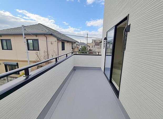 【バルコニー】南側に設置された広々バルコニー。心地よい陽射しや暖かな風を楽しむことが出来ます。晴れた日にはたっぷりの洗濯物や布団を干せます!