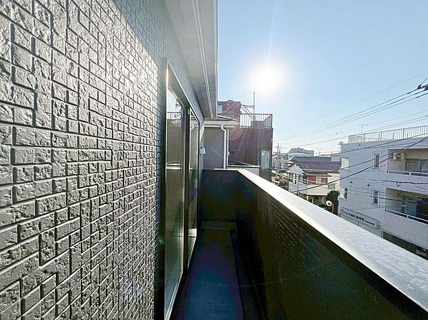 【バルコニー】バルコニーが西向きなので、陽があたる時間が長く冬でもあたたかいです。