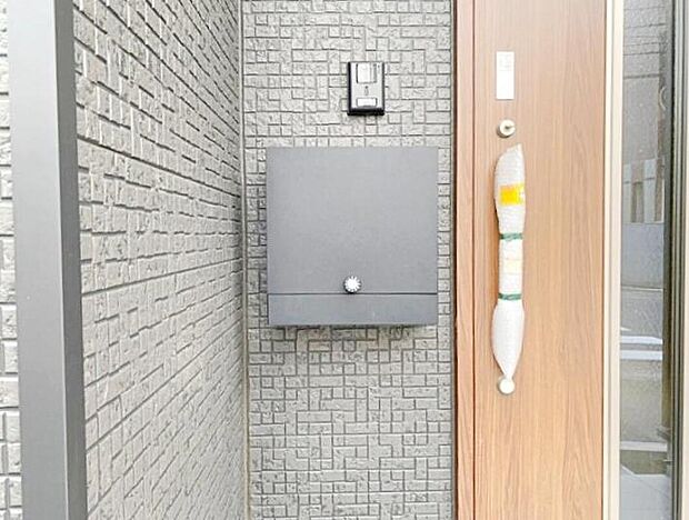 【玄関】スタイリッシュな郵便受けは、雨の日の郵便物の出し入れの際に濡れにくく便利です♪