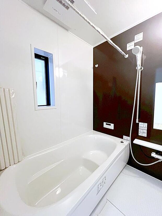 【浴室】窓付きのバスルームは、明るく換気環境も良好。日中の入浴も気持ちよくお使い頂けそうです。