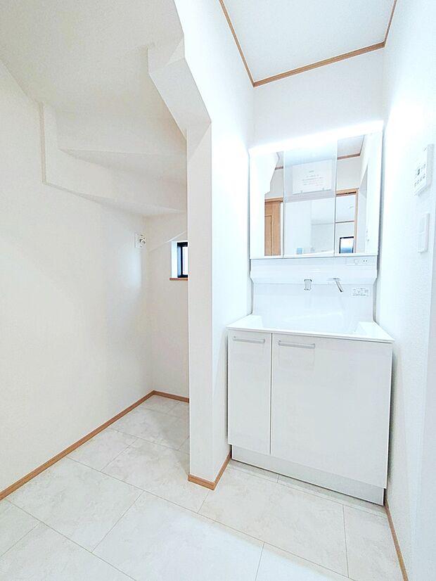 【☆Washstand☆】白を基調とした爽やかなサニタリースペース。清潔感のある快適空間です。毎日の身支度も気持ち良くお使い頂けます。