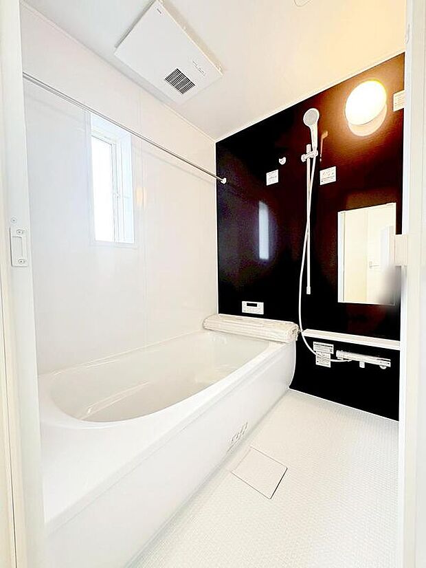 【浴室】窓付きのバスルームは、採光もあり明るく気持ちの良い空間です。窓があることで、換気環境も良好。掃除もスムーズに出来ます。