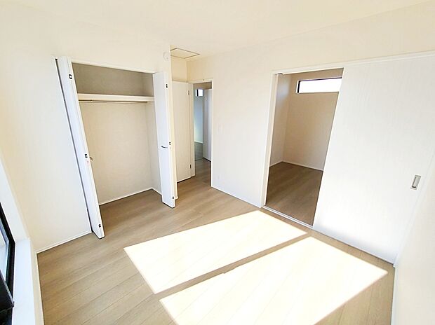 【☆Room☆】
お子様が小さい時には扉を開けて、大きくなったら扉を閉めてご利用いただける仕様です。