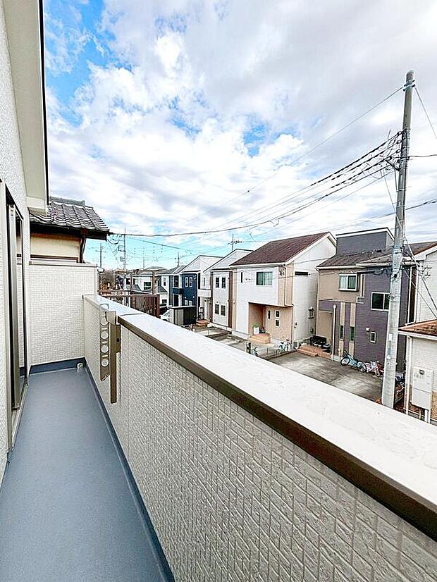 【バルコニー】心地よい陽射しや暖かな風を楽しむことが出来ます。晴れた日にはたっぷりの洗濯物や布団を干せます！