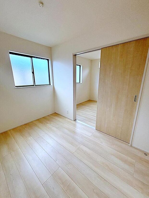 【リビング以外の居室】穏やかな光が差し込む室内には、穏やかな時間が流れます。休日には、落ち着いた空間で自分の趣味を楽しむのはいかがですか。