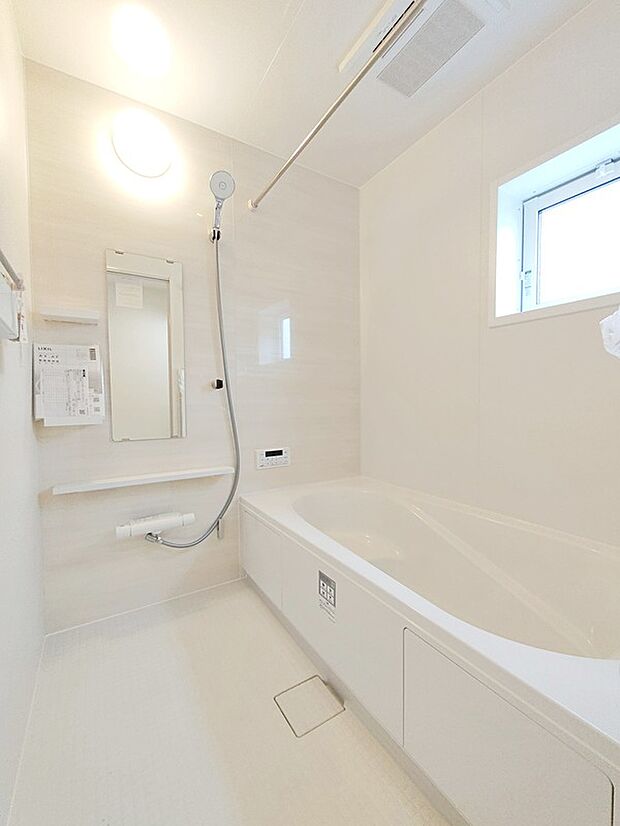 【☆Bathroom☆】寒い季節に嬉しい暖房機能付きの浴室です。冷やっと感じることなくお使い頂けます。また、換気乾燥機付きですので、日々のお手入れもスムーズに出来ます。毎日のバスタイムが楽しみになりそうです。