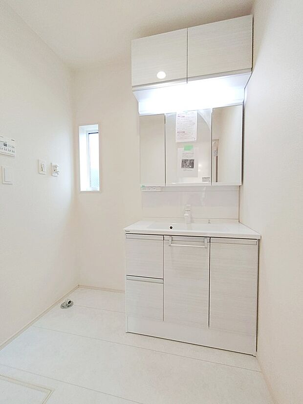 【☆Washstand☆】鏡の裏が収納になっている機能的なタイプです。上部棚は、洗剤のストックや掃除用具等を仕舞っておけます。上部にあればお子様の手に触れる危険も少なく安心です。