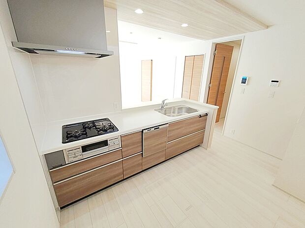 【☆Kitchen☆】大容量の収納スペースは取り出しやすくしまいやすいスライドタイプ、大きな鍋などもラクに取り出せます♪ビルトイン式の食器洗い乾燥機を標準設置しています。