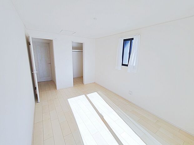 【☆Room☆】充分な広さの収納を備え、採光良好な洋室は、快適空間。プライベートの時間もゆったりお寛ぎ頂けそうです。
