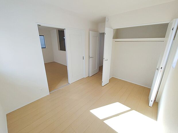 【☆Room☆】全居室に収納を完備しておりますので、いつでもお部屋をすっきりとお使い頂けそうです。自分好みのインテリアやレイアウトを考えるのも楽しみです。