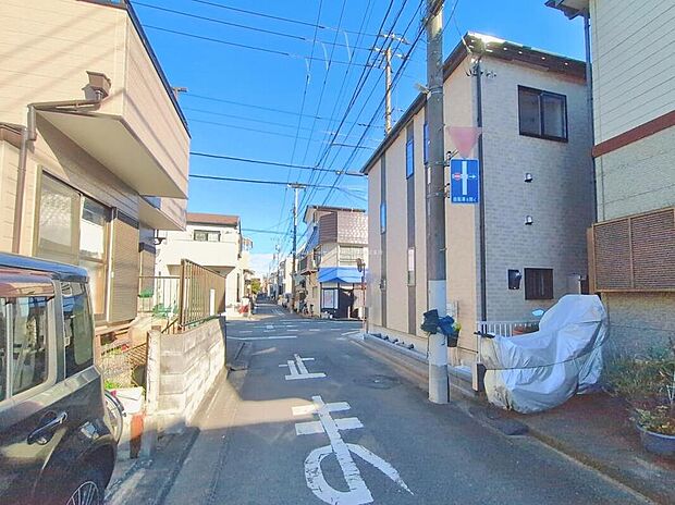 【前面道路含む現地写真】カースペースございます。
この街で・この家で暮らしたいと思わせる理由を是非現地でお確かめ下さい。