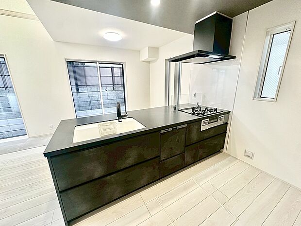 【☆Kitchen☆】大容量の収納スペースは取り出しやすくしまいやすいスライドタイプ、大きな鍋などもラクに取り出せます♪