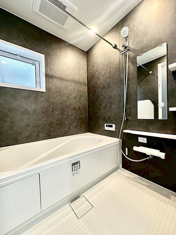 【☆Bathroom☆】寒い季節に嬉しい暖房機能付きの浴室です。冷やっと感じることなくお使い頂けます。また、換気乾燥機付きですので、日々のお手入れもスムーズに出来ます。毎日のバスタイムが楽しみになりそうです。