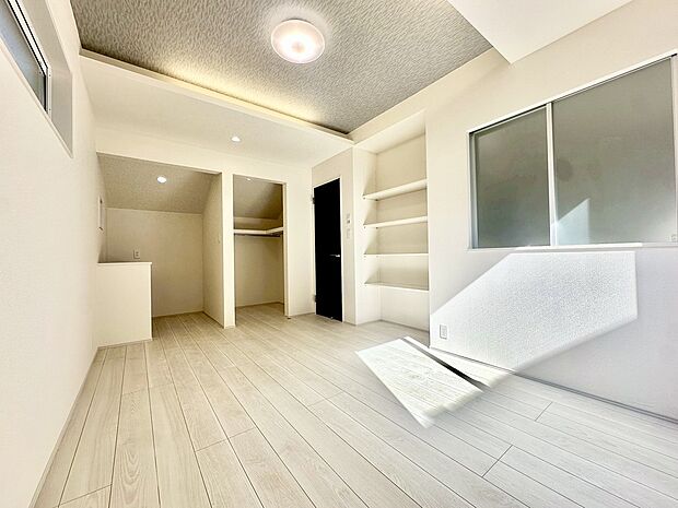 【☆Room☆】8.25帖洋室には、ウォークインクローゼットやワークスペースを設計。プライベートの時間もゆったりお寛ぎ頂けそうです。