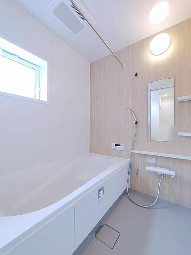 【☆Bathroom☆】窓付きのバスルームは、採光もあり明るく気持ちの良い空間です。窓があることで、換気環境も良好。掃除もスムーズに出来ます。