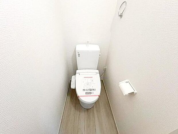 【トイレ】トイレスペースが１・２階にございますので、朝の混雑時に家族が分散して使用できます。またゲスト用・家族用と分けることも出来ますよ。