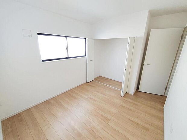 【リビング以外の居室】充分な広さの収納を備え、採光良好な洋室は、快適空間。プライベートの時間もゆったりお寛ぎ頂けそうです。