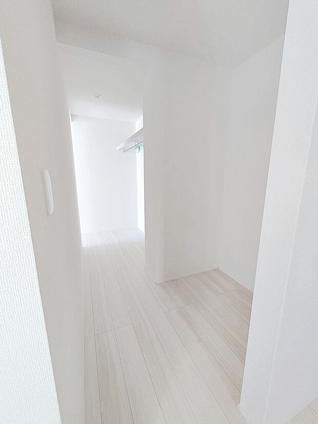 【☆Walki n Closet ＆ Pantry☆】キッチン側からもリビング側からも通り抜けられるパントリーとウォークインクローゼットです♪
動線良好なのも嬉しいポイントです♪