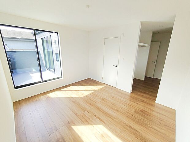 【☆Room☆】主寝室としておススメしたい７帖の洋室は、窓を2か所設置することによってお部屋を明るくしております！
バルコニーに出入りできるので、お布団干しもラクラクです。