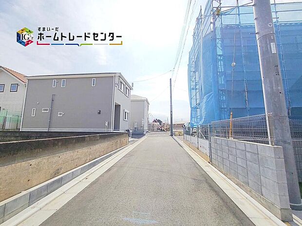 【☆前面道路の様子☆】カースペース2台可能です。
平日・お仕事帰りなど、いつでもご案内いたします!お気軽にお問い合わせ下さい。