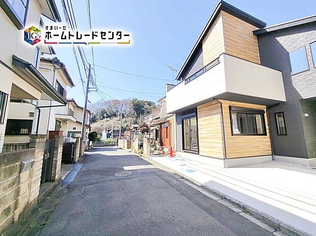 【☆前面道路含む現地写真☆】カースペース２台可能です。
当日のご見学予約も承ります。同じものは２つとない「夢のマイホーム」との出会いをお手伝いします。
平日・お仕事帰りなど、いつでもご案内いたします！