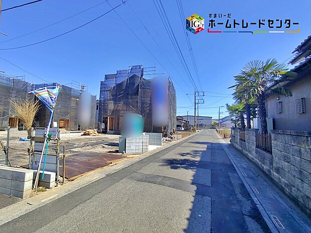 【☆前面道路の様子☆】カースペース３台可能です。
平日・お仕事帰りなど、いつでもご案内いたします！お気軽にお問い合わせ下さい。