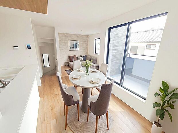 【☆Livingroom☆】大きな窓のあるリビングは、陽光あふれる明るい空間です。居心地良く、ご家族皆がゆったり寛げる憩いの空間となりそうです。※家具をCGで加工しています。家具付き販売ではございません