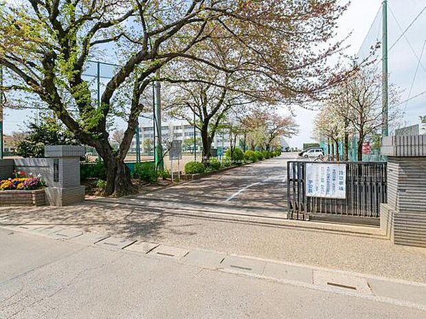 三芳町立三芳中学校(約1,800m)