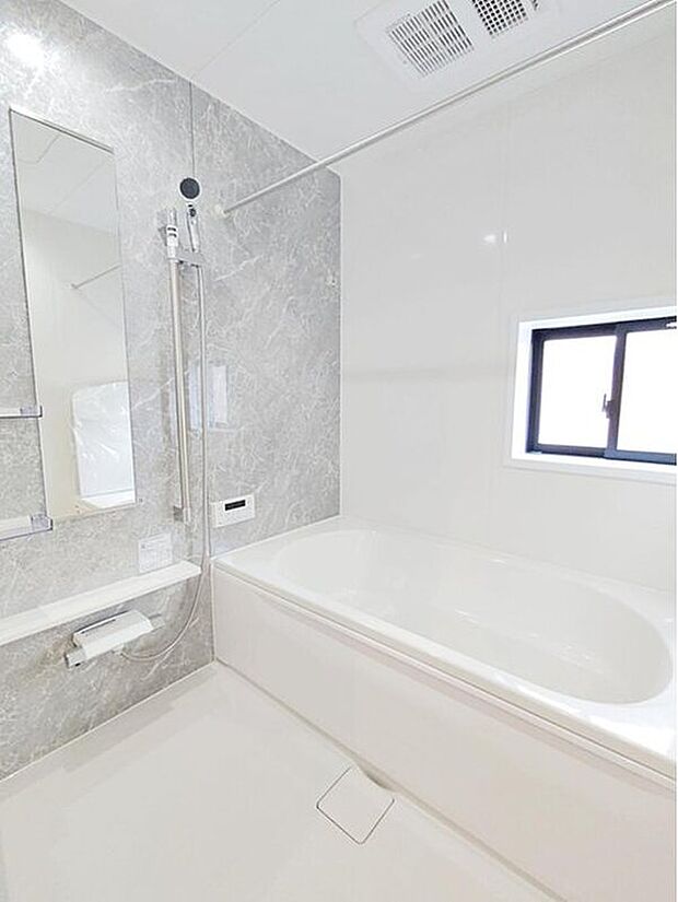 【☆Bathroom☆】窓付きのバスルーム。陽射し差し込む明るい環境は、日中の入浴も気持ち良くお使い頂けそうです。