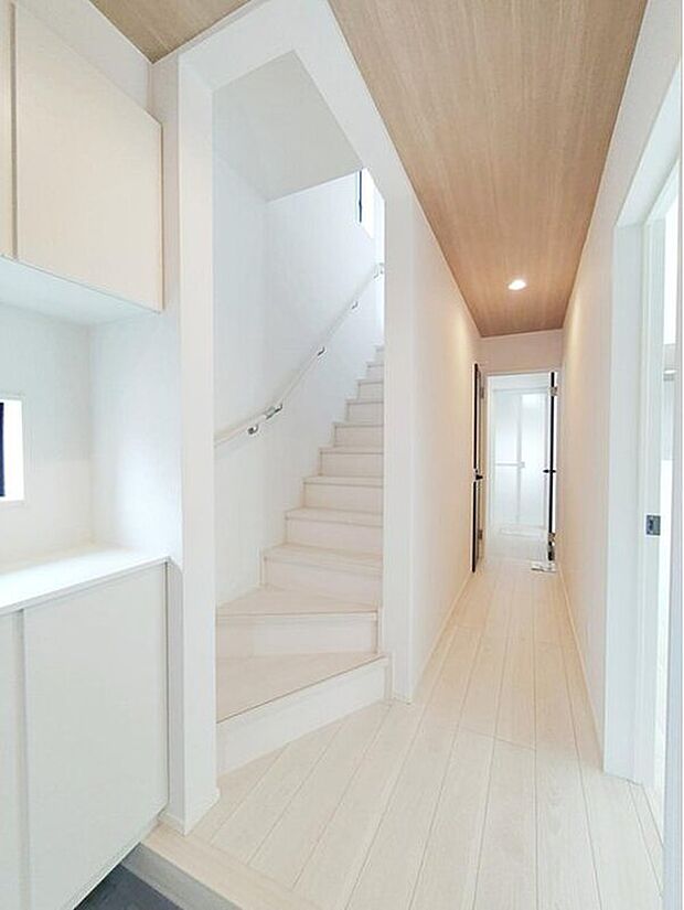 【☆Entrance Hall☆】開放感のある玄関ホール。温もり感じるフローリング仕様ですので、ご家族やお客様を温かく迎えてくれます。